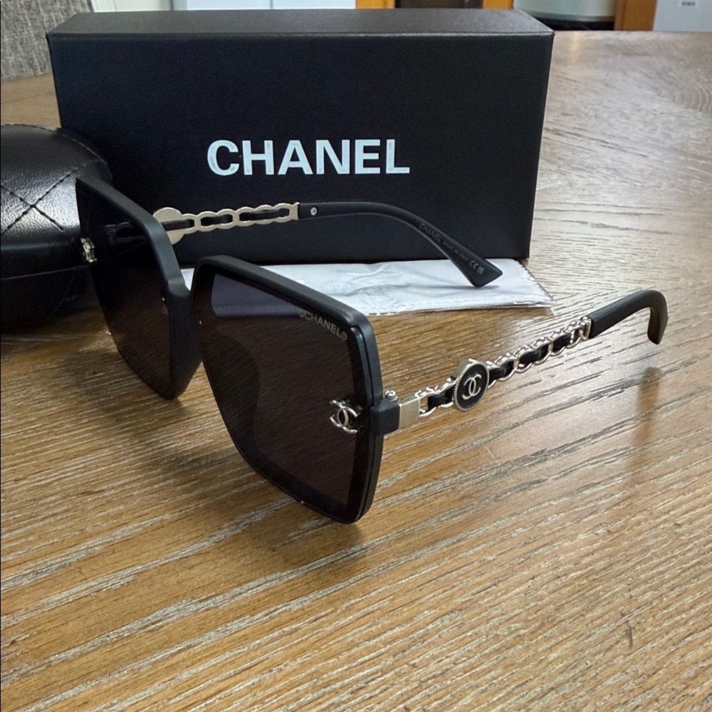 CHANEL Elegant Black & Silver Oversized Sunglasses - Picture 3 of 8